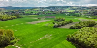 航拍的绿色田野和牧场在农村景观