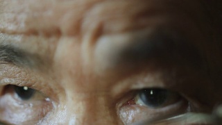 亚洲老年妇女的眼睛视频素材模板下载