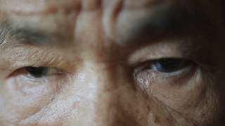 老女人的眼睛视频素材模板下载