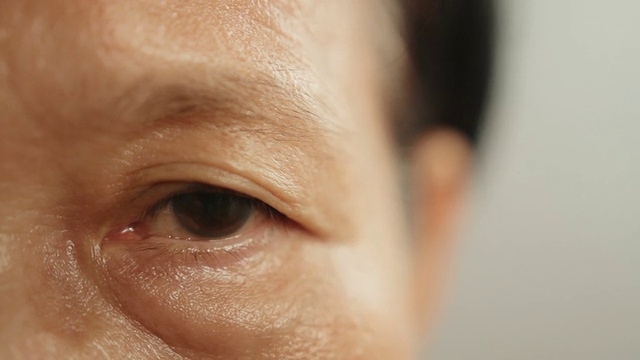 亚洲老年妇女的眼睛
