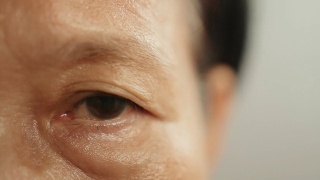 亚洲老年妇女的眼睛视频素材模板下载
