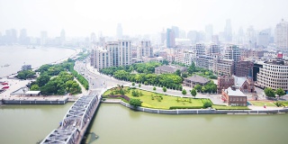 天际线，交通和上海的现代建筑在河岸，时间流逝