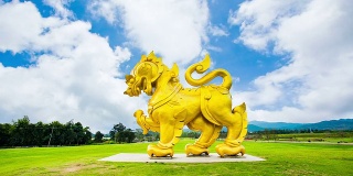 大型金狮雕像
