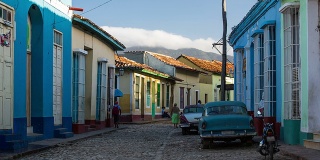 古巴特立尼达的城市街道上有一辆老式的美国车。