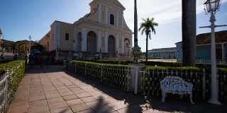 镜头对准了特立尼达古巴，市长广场