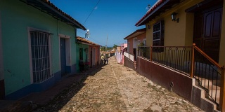 定速摄像机拍摄了古巴特立尼达的街道