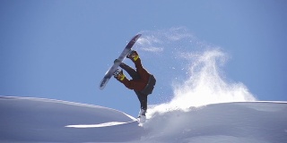滑雪板运动员表演特技