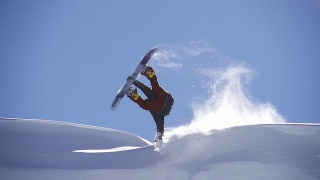 滑雪板运动员表演特技视频素材模板下载