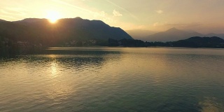 日落时分的湖泊-鸟瞰图
