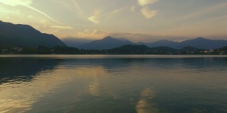 日落时分的湖泊-鸟瞰图