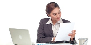 处理文件和笔记本电脑的商业女性