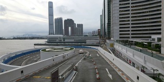 天际线和驶离香港停车场的汽车，实时拍摄。