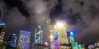 夜晚的香港天际线和现代建筑，时光流逝。