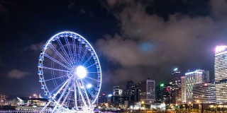 天际线，发光的摩天轮和香港的现代建筑，时光流逝。