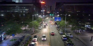 深圳多车道高速公路和建筑物上的繁忙交通，在晚上，实时。