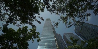 从地面看，新加坡摩天大楼