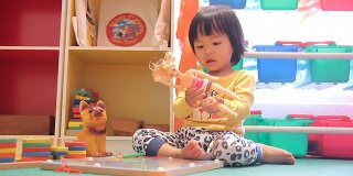 小女孩在玩玩具