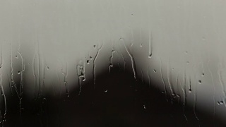 雨滴滴落在玻璃窗上的时间流逝视频素材模板下载
