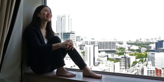 年轻的日本女商人与城市风景放松