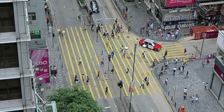 人们穿过街道，在香港购物。