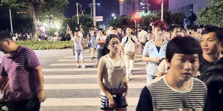 行人在广州市街道斑马线上行走，实时拍摄。