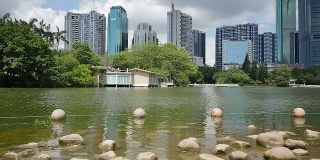 天际线和现代化的办公大楼与深圳的大池塘，实时。