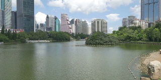 天际线和现代化的办公大楼与深圳的大池塘，实时。