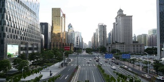 广州城市街道上繁忙的交通和现代化的建筑，时光流逝。
