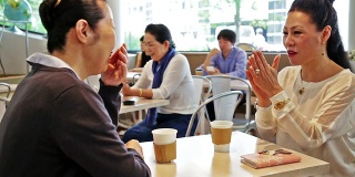 在咖啡厅里放松的日本老年妇女