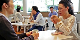 在咖啡厅里放松的日本老年妇女