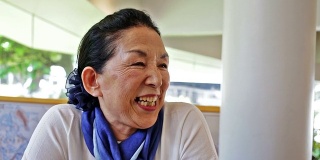 快乐的日本老女人在咖啡馆聊天