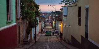 古巴特立尼达城大街，黄昏时的殖民房屋