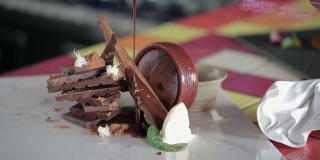 厨师装饰熔岩巧克力蛋糕