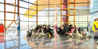 高清延时:旅客在机场门口登机