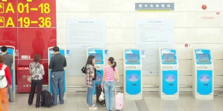 旅客在机场登记服务台拥挤