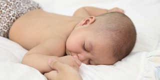 HD VDO:妈妈爱抚熟睡的宝宝