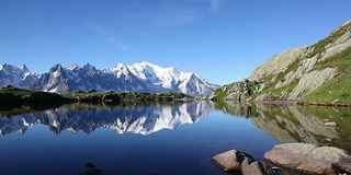 在法国阿尔卑斯山脉的Lac Blanc上空的寂静