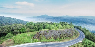 时间流逝的道路和山