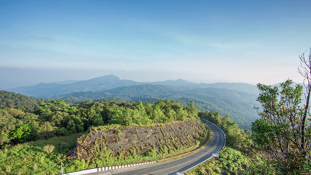 时间流逝的道路和山