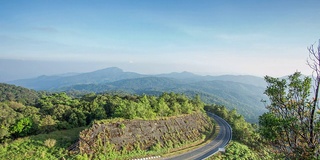 时间流逝的道路和山