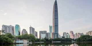 深圳的现代建筑外观和池塘，从黑夜到白天。时间流逝。