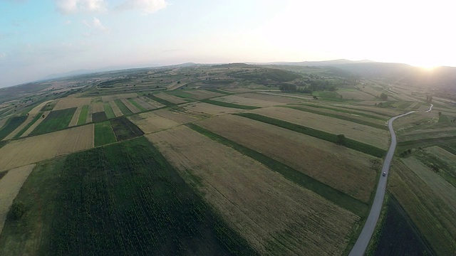 空中全景，绿色的田野，农场夏天