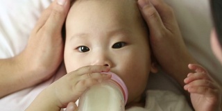 亚洲婴儿脸喝牛奶