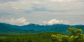 雾和云山谷景观，泰国
