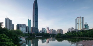 深圳的现代建筑外观和池塘，从黑夜到白天。时间流逝。