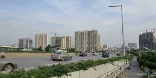 广州高架路交通繁忙，实时监控。