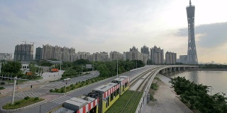 现代建筑外观，火车和天空在广州，实时。