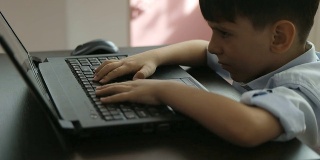 紧张的学生男孩与平板电脑