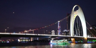 夜间，广州河上大桥的交通和天际线，实时。