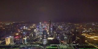 全景天际线，建筑物和交通在广州的晚上，实时。